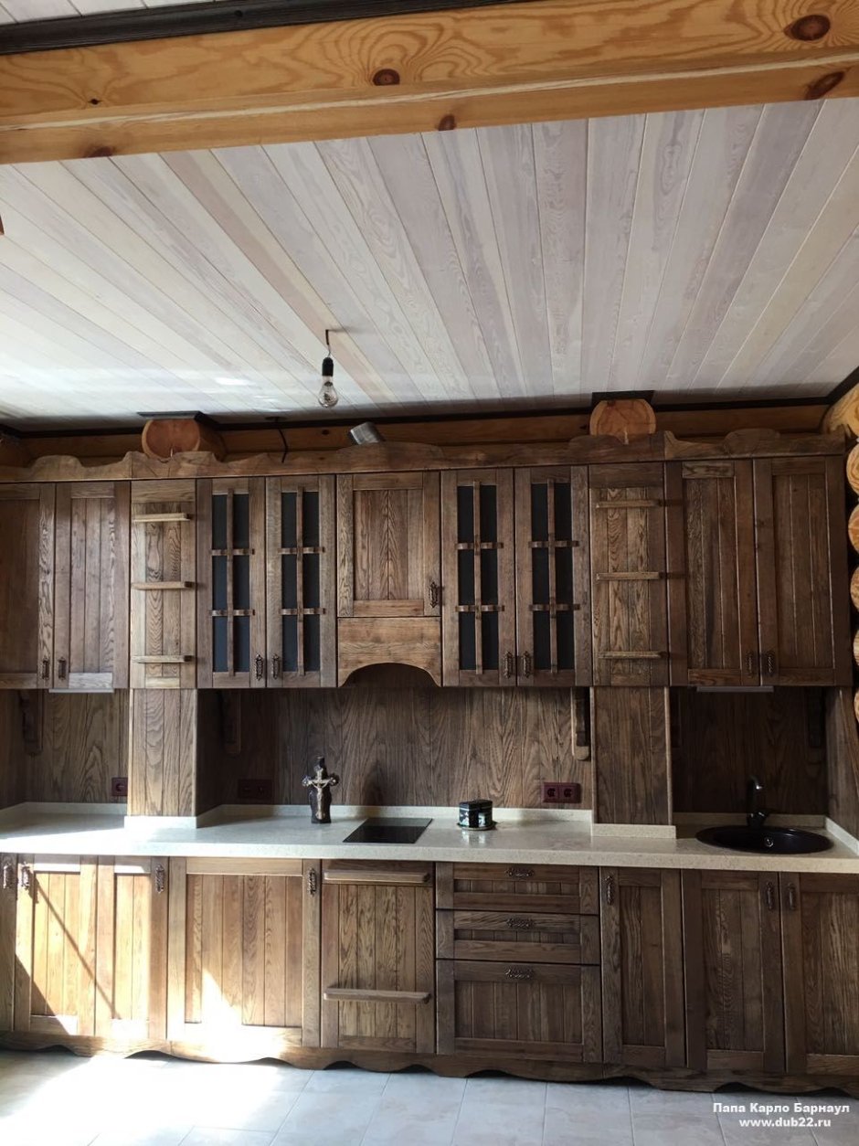 Кухни из массива дерева в деревянном доме