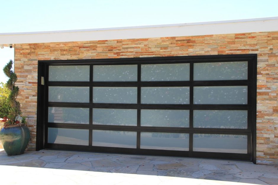 Прозрачные ворота для гаража