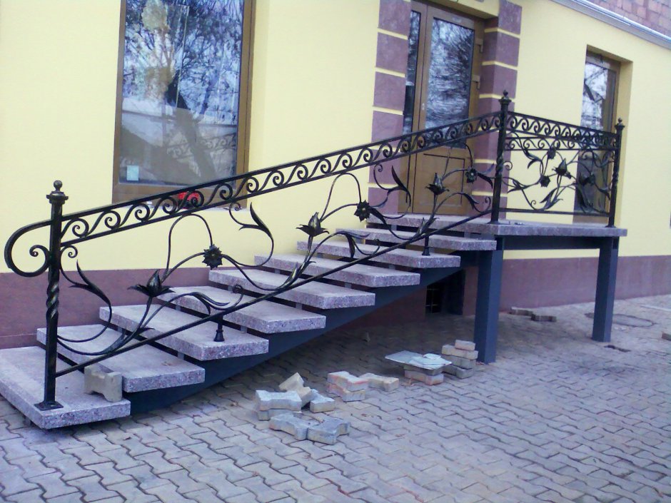 Перила на улице из металла