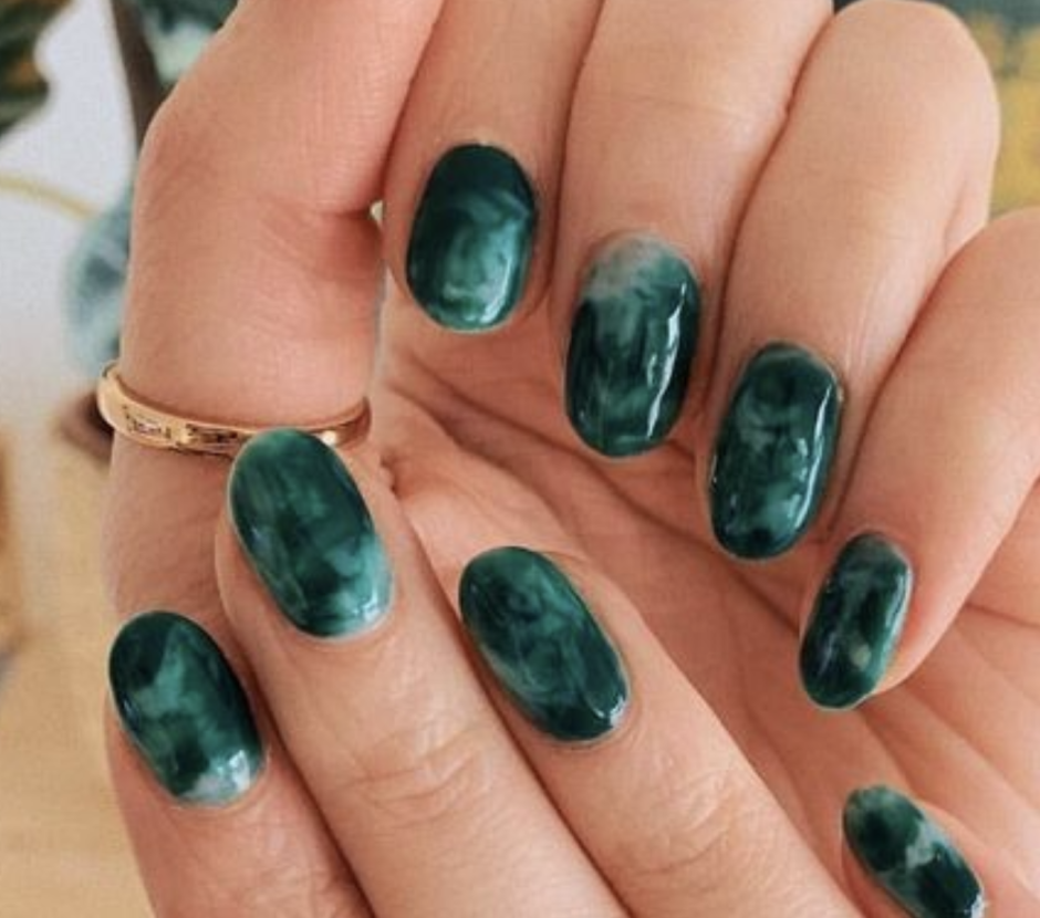 Зелёный мрамор на ногтях