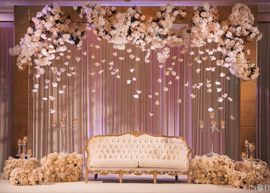 Фотозона на свадьбу фиолетовая