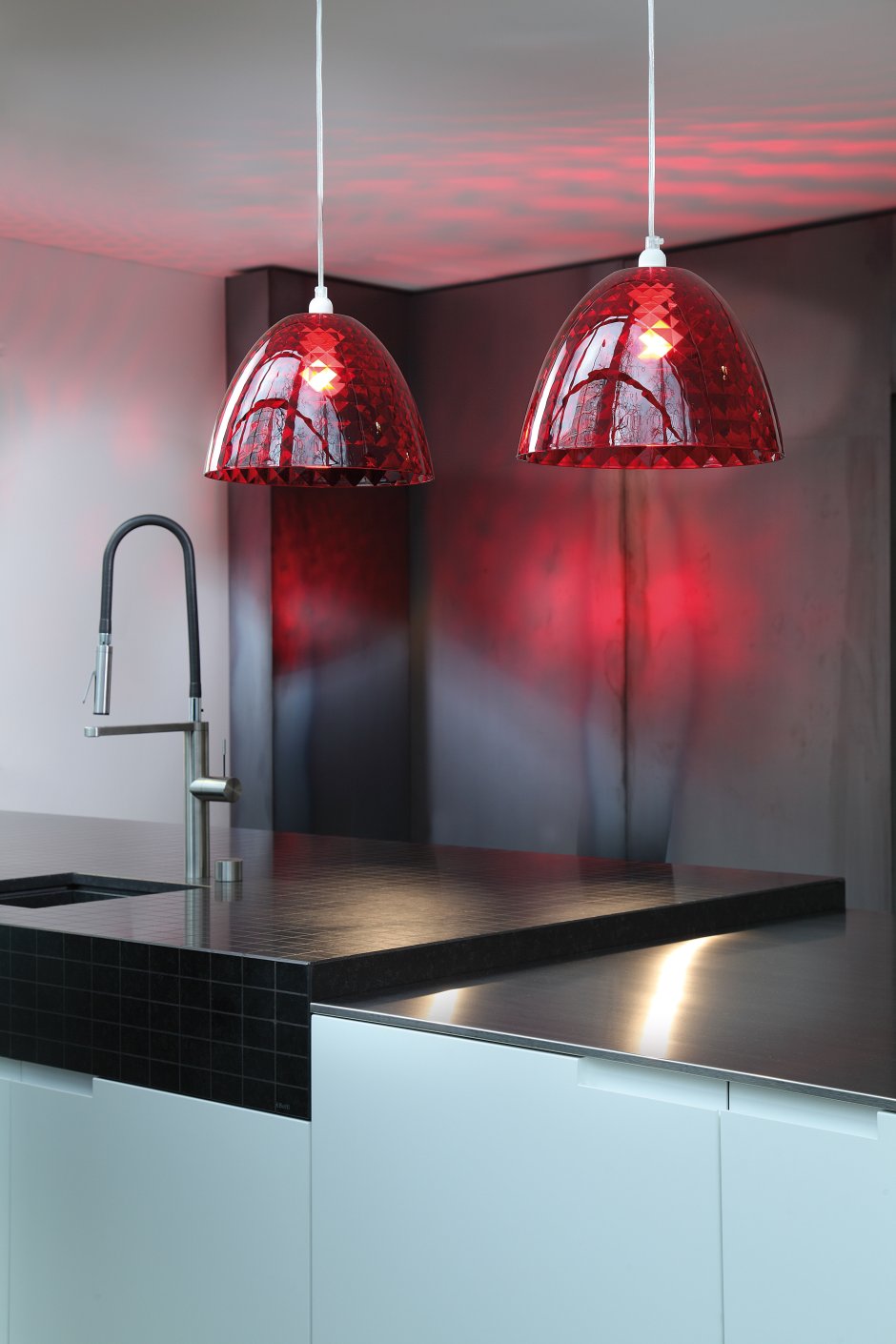 Красный светильник на кухню