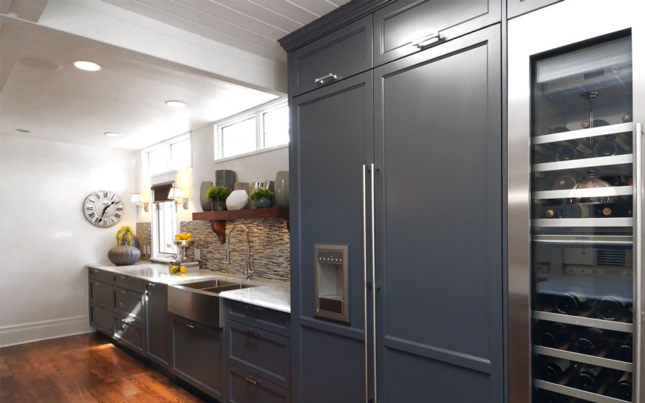 Холодильник в интерьере кухни с серыми стенами