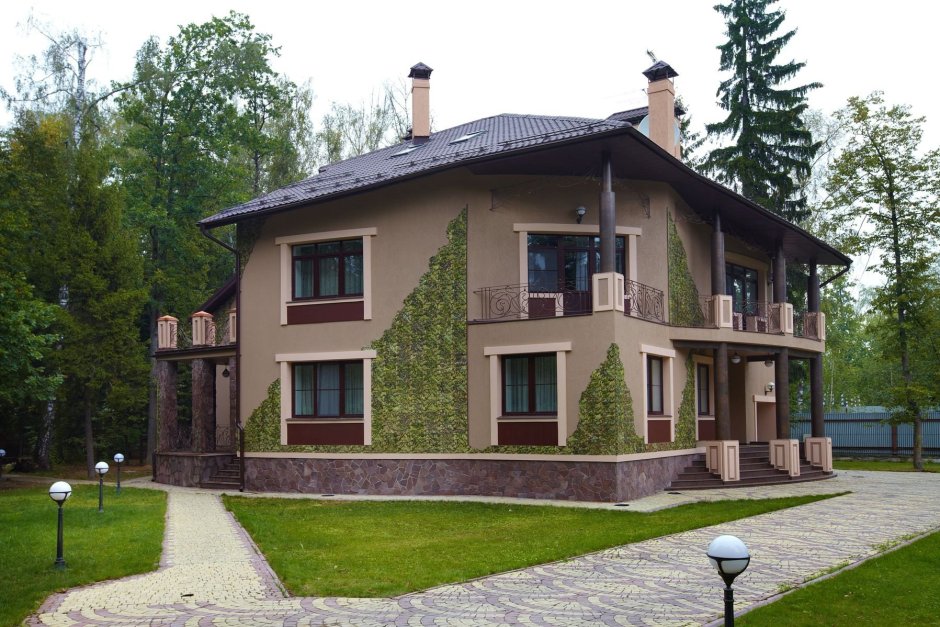 Отделка фасада короедом и камнем