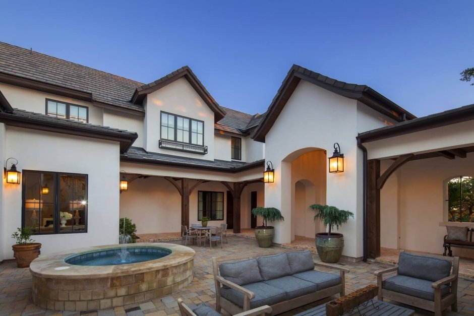 Оштукатуренный фасад дома