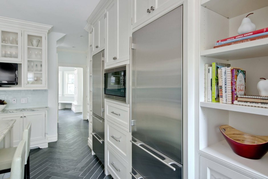 Двухстворчатый холодильник кухня классика в интерьере