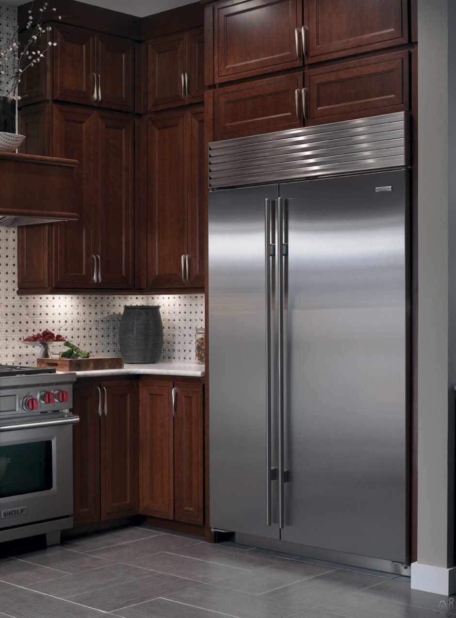 Кухня со встроенным холодильным шкафом