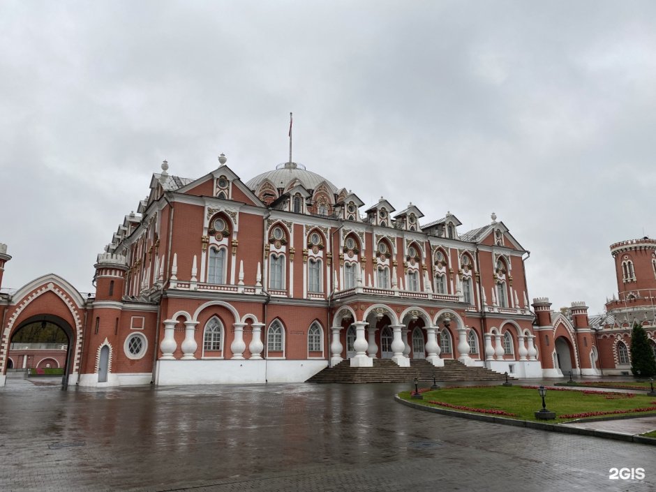 Петровский путевой дворец в Москве зимой