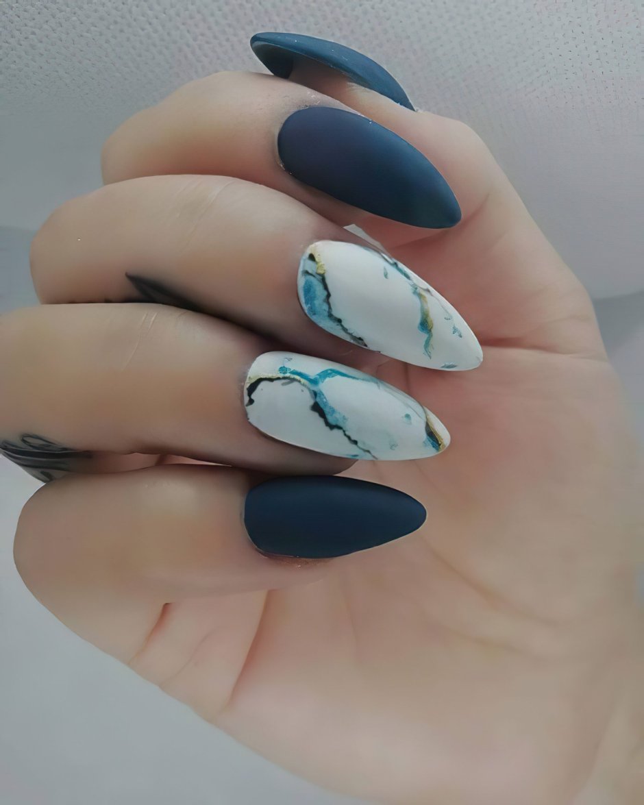 Синий мрамор на ногтях