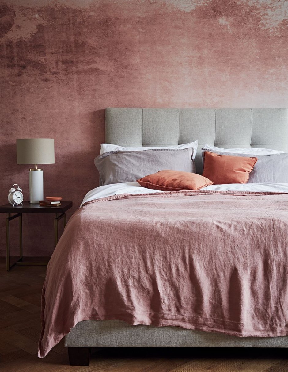Спальня в пыльно розовом цвете