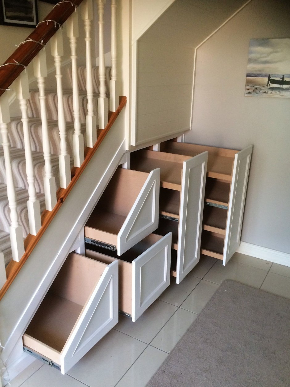 Встроенные шкафы под лестницей