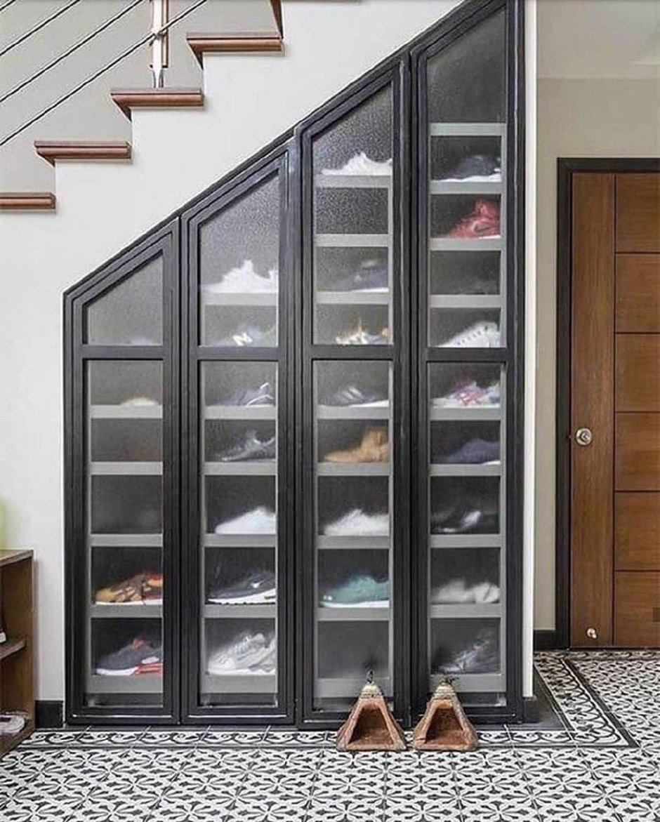 Обувной шкаф под лестницей