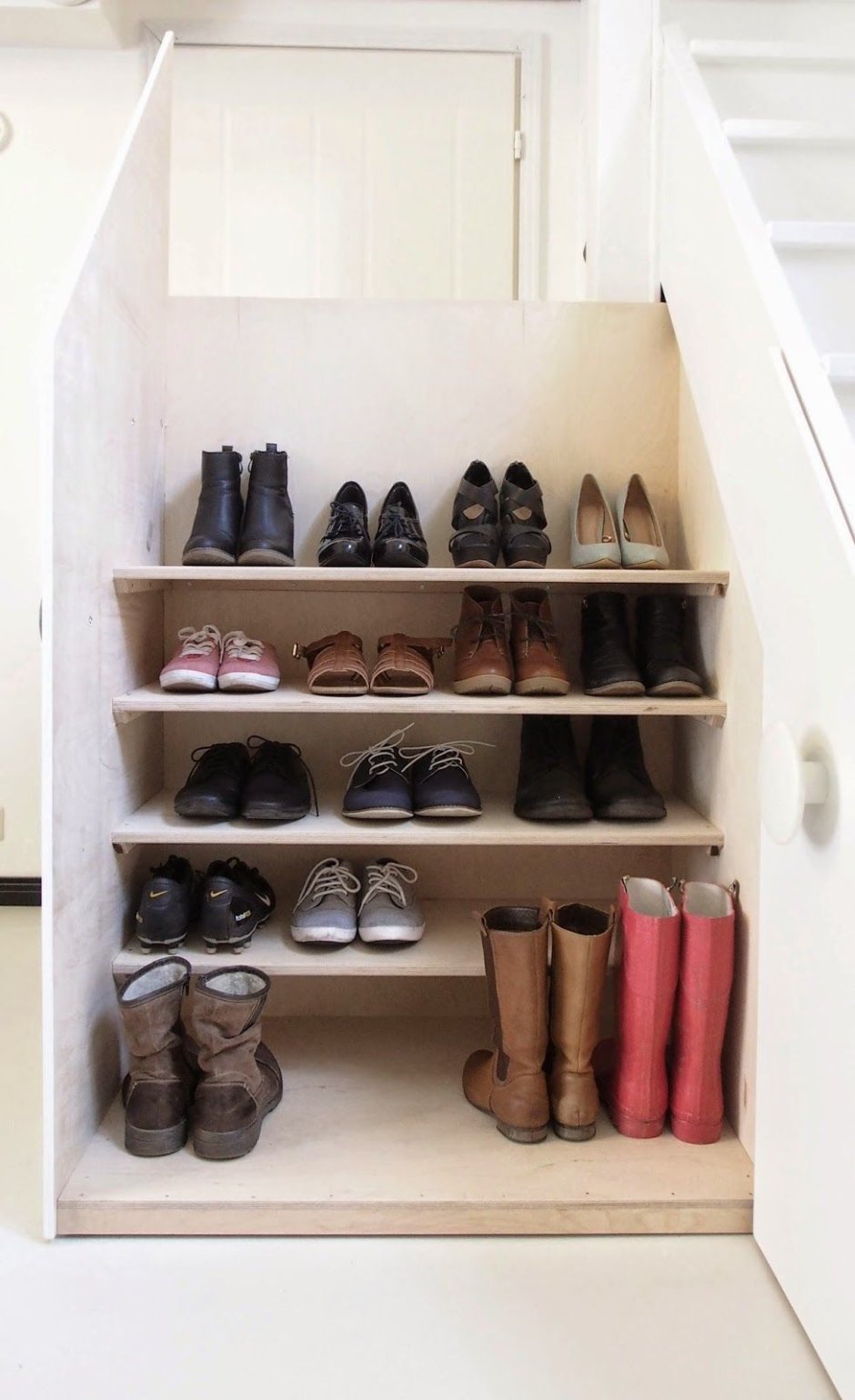 Шкаф для обуви под лестницей