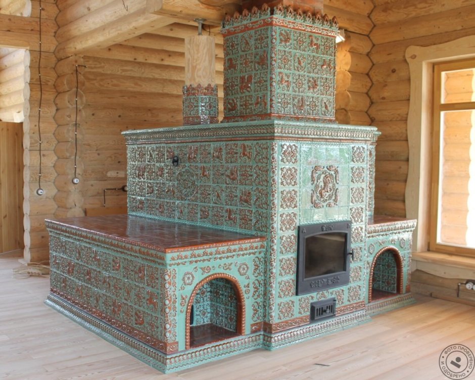 Русская печь с плитой и лежанкой в деревенском доме