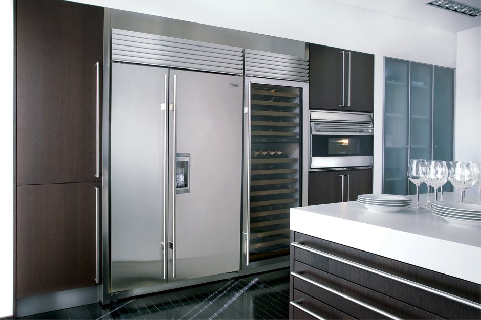 Серебрянный холодильник с белой кухней