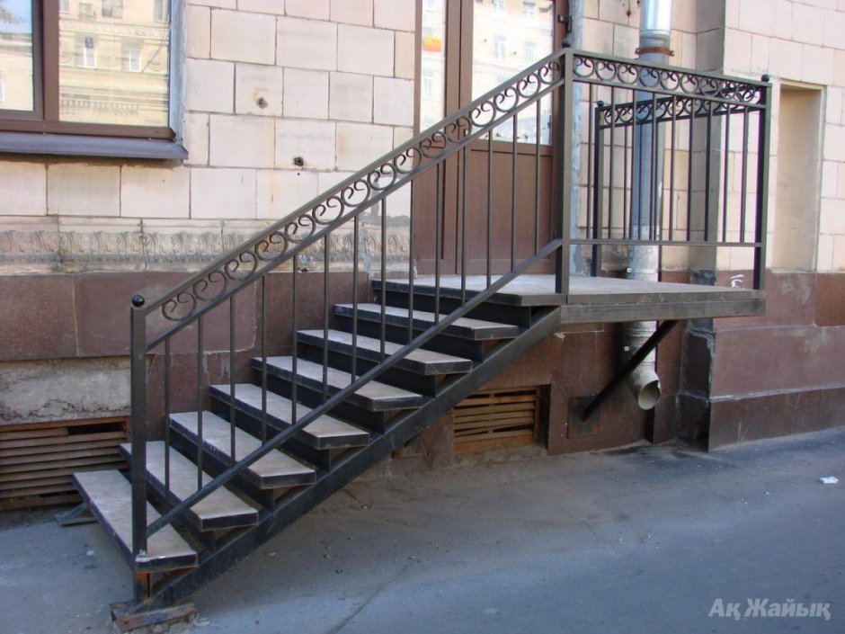 Лестница металлическая уличная