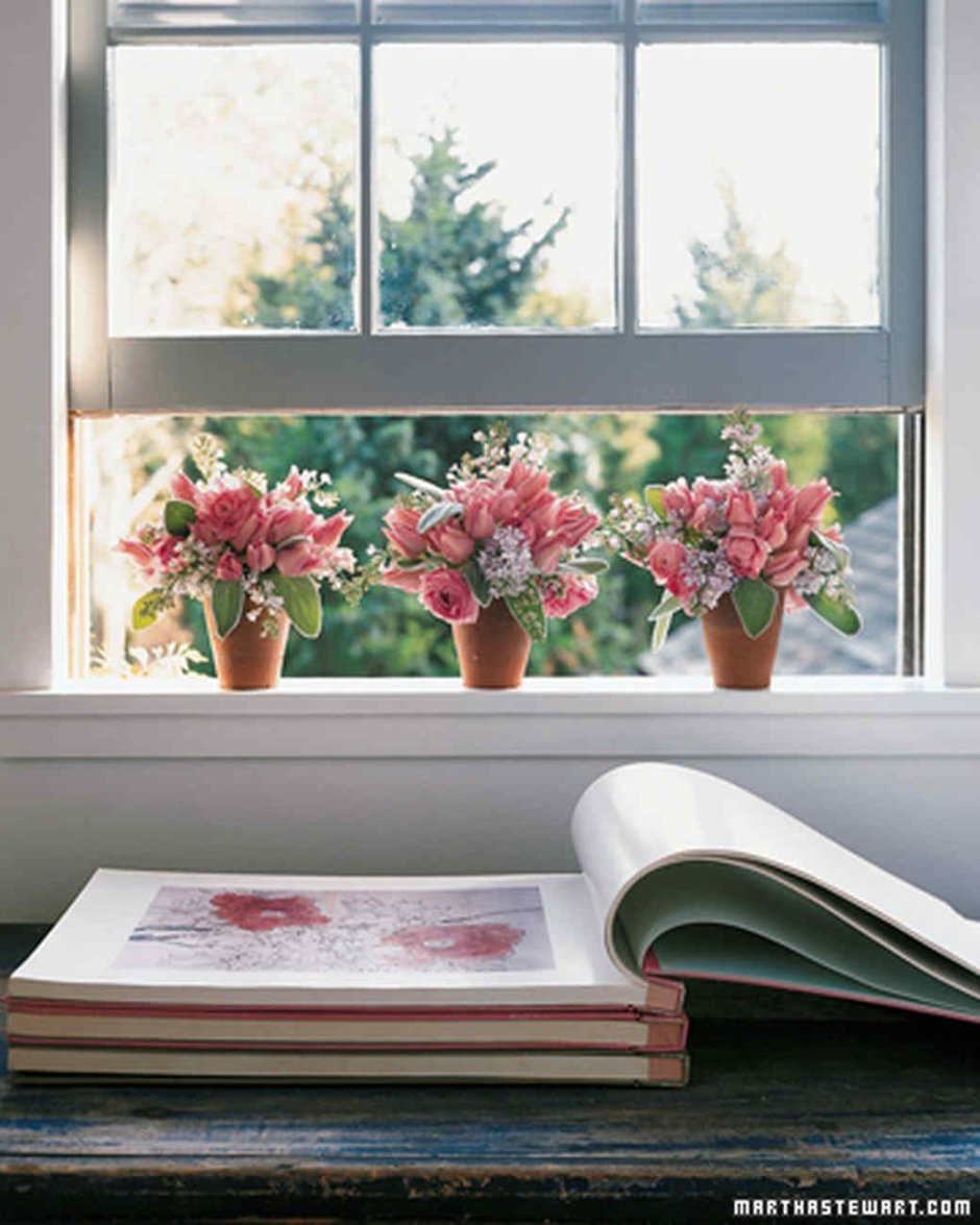 Цветы в интерьере на окне