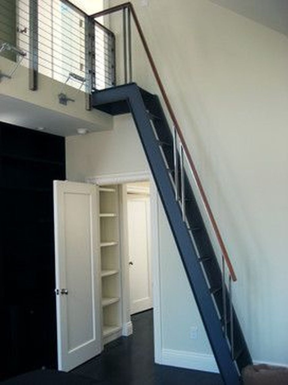 Уличная лестница на чердак в частном доме
