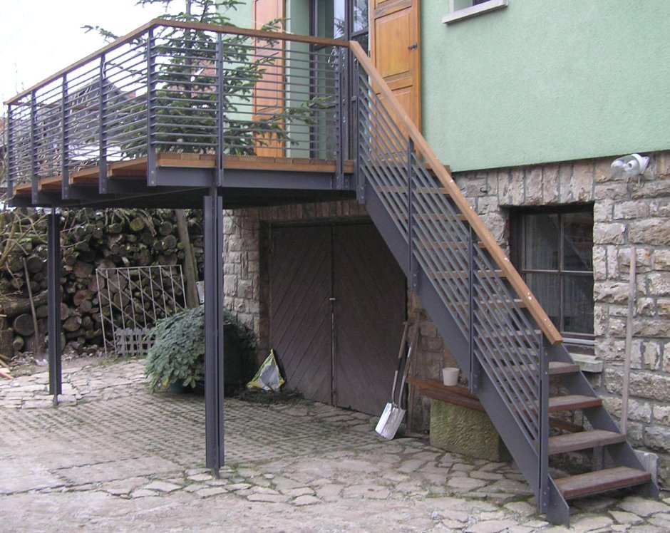 Балкон с наружной лестницей