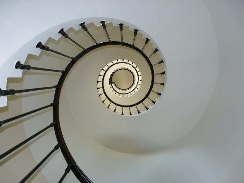 Объемная лестница круглая