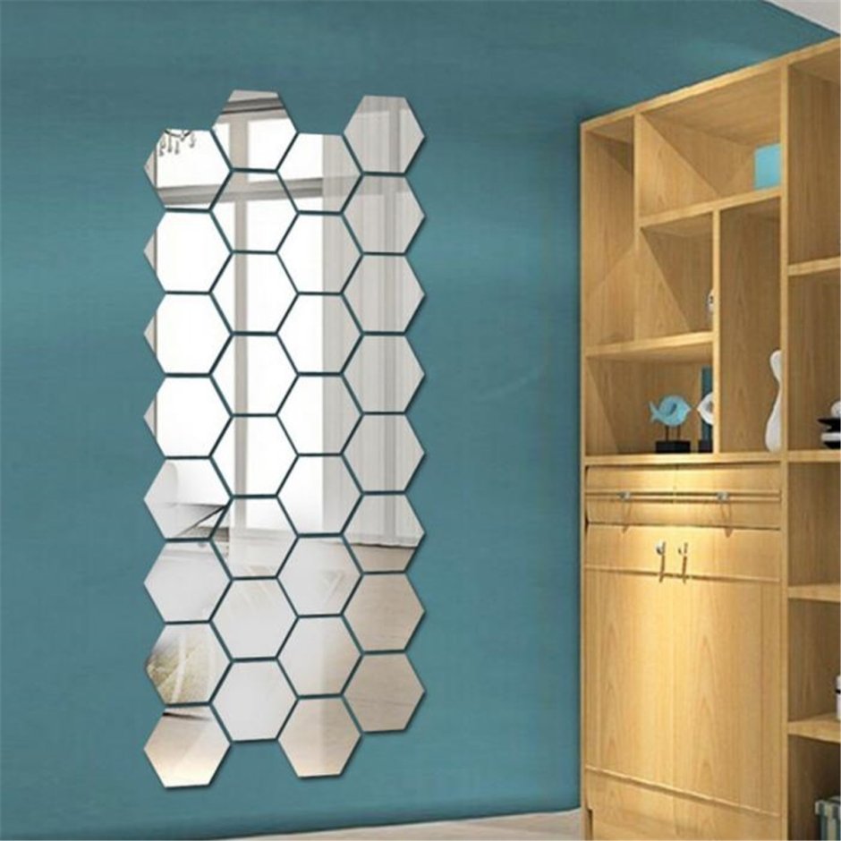 Зеркала разной формы на стене