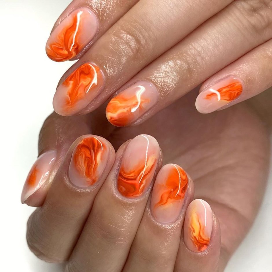 Оранжевый мрамор на ногтях