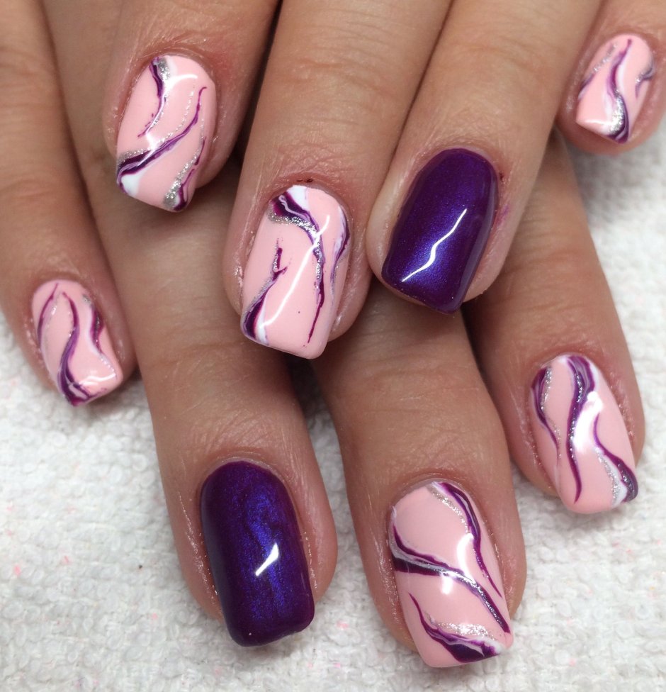 Фиолетовые ногти с разводами