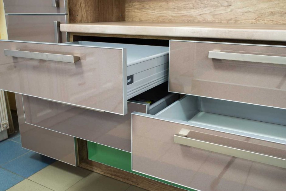 Кухня со стеклом прямая 4 метра