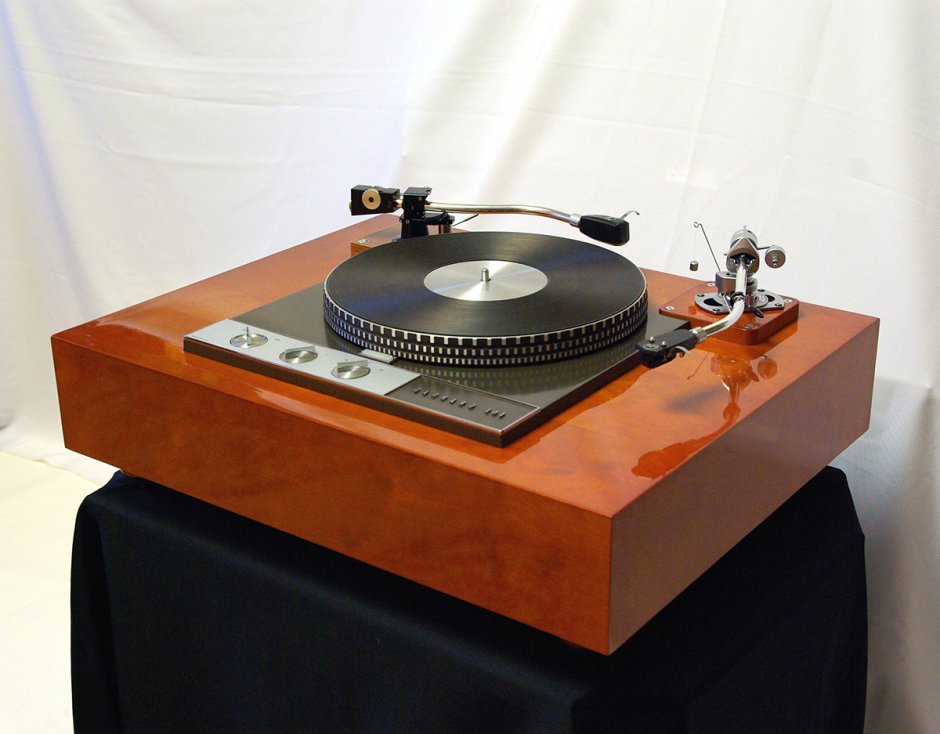 Hrdl выпустила стол для проигрывателей винила Vinyl Table
