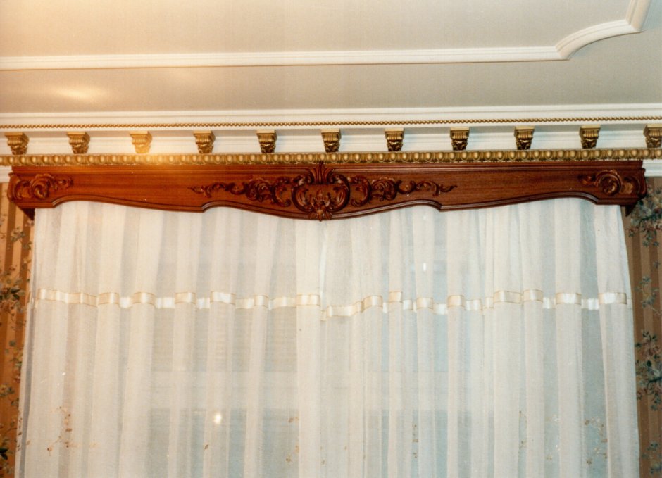 Плинтус потолочный деревянный