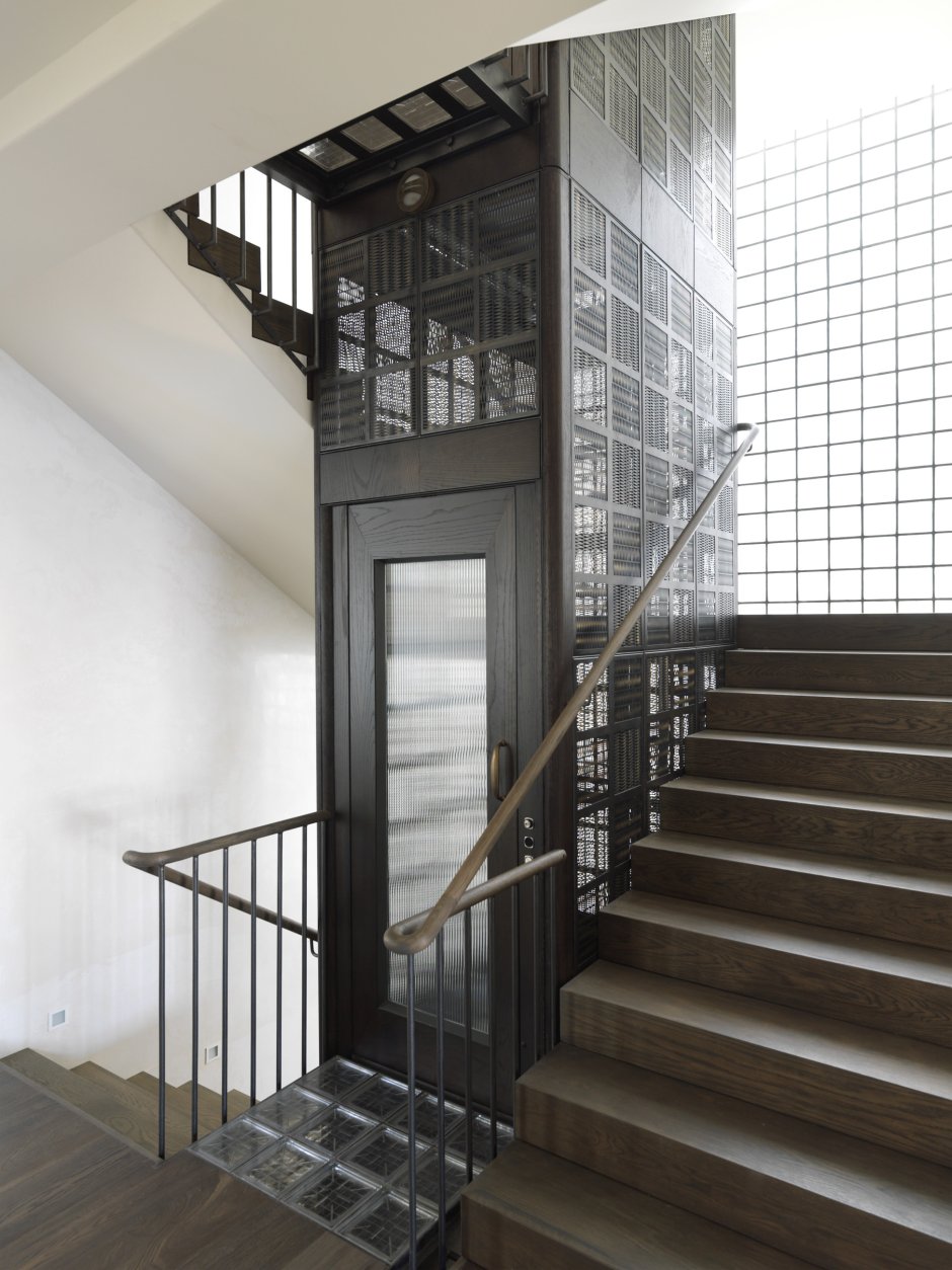 Лестничная клетка с лифтом