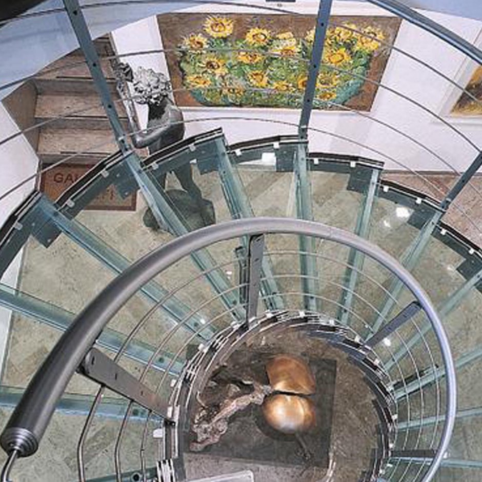 Спиральная лестница из металла вокруг лифта