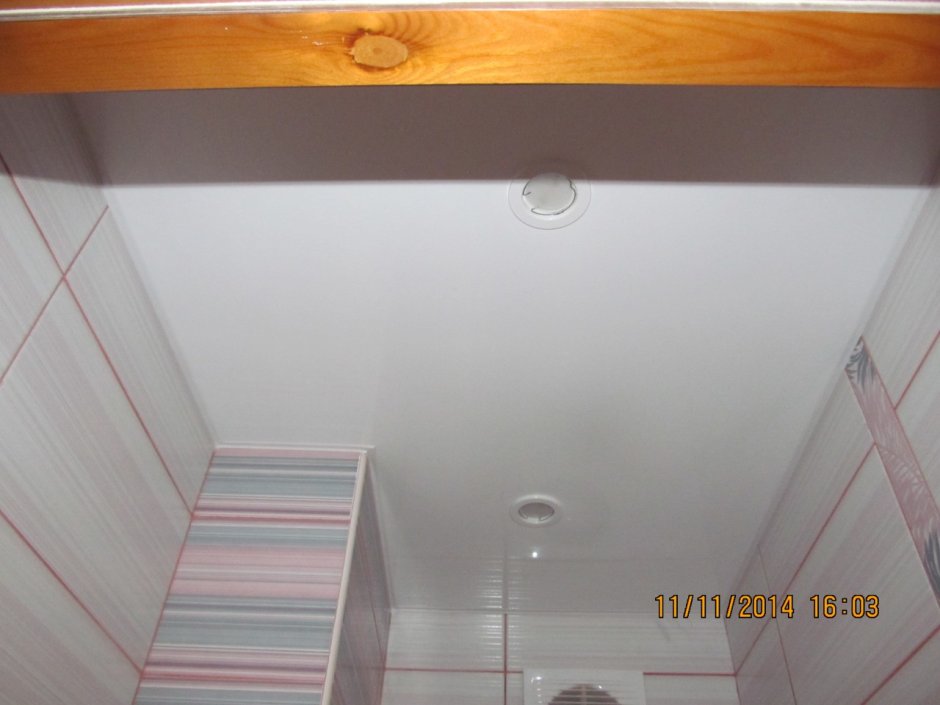 Потолок из панелей ПВХ В туалете