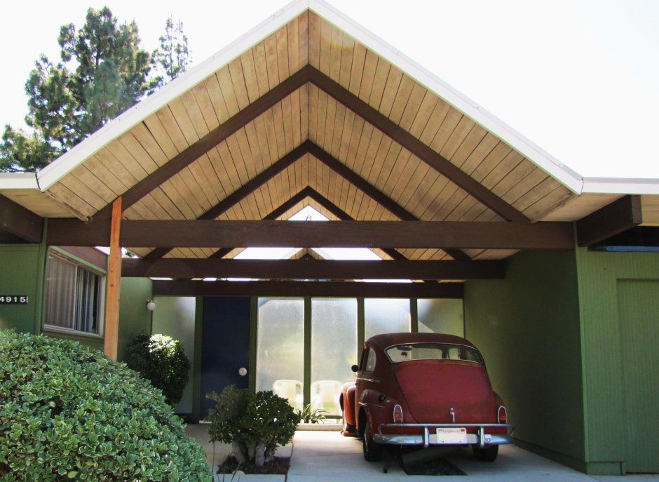 Деревянный гараж с навесом