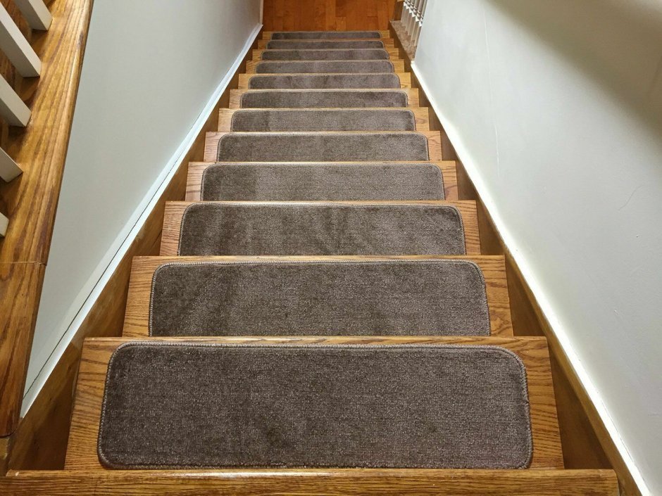 Лестница с ковролином серым