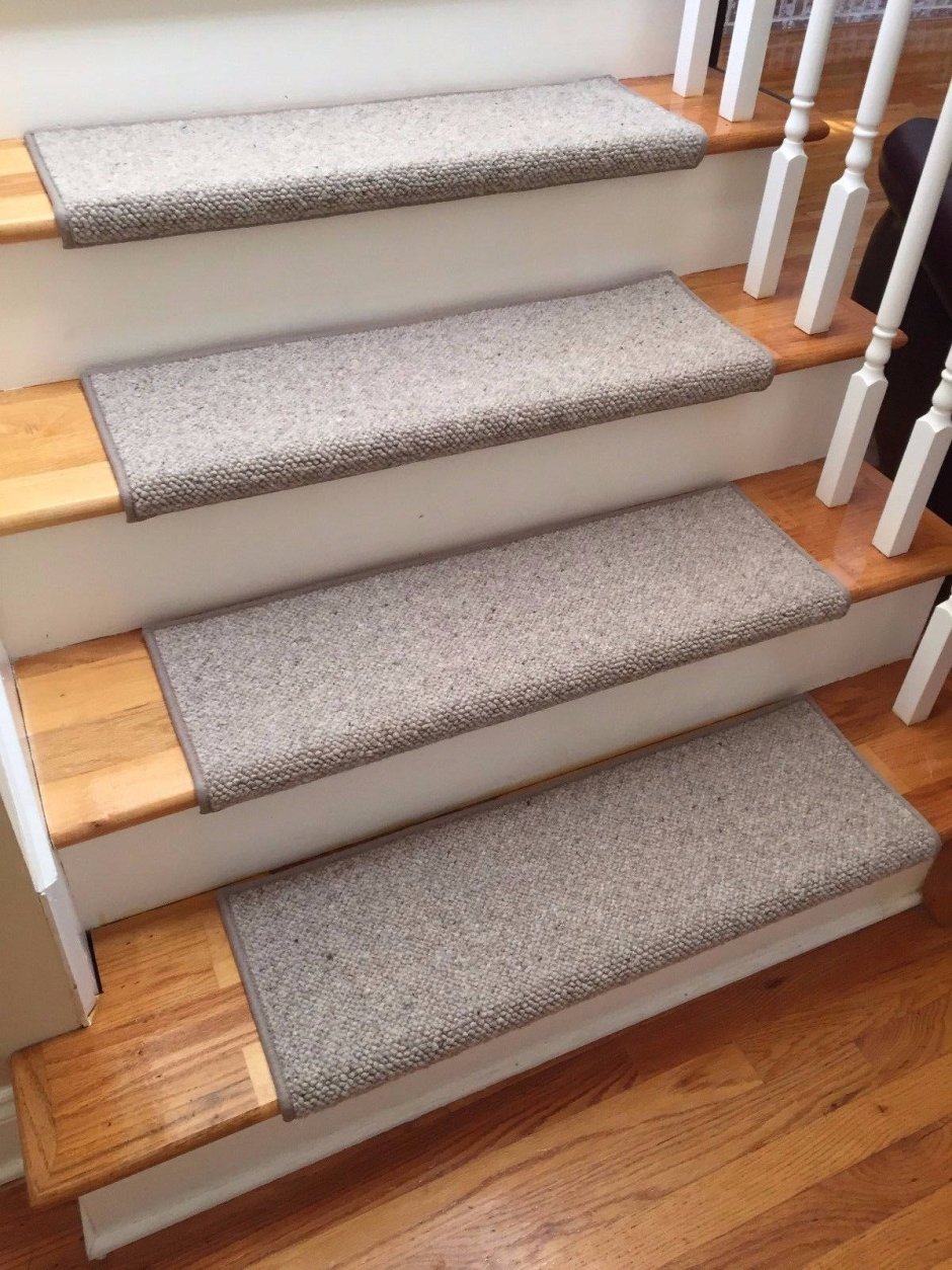 Бетонная лестница отделанная ковролином