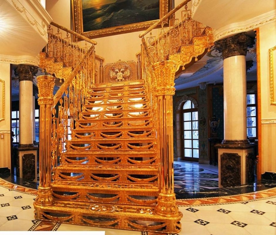 Роскошная лестница в особняке