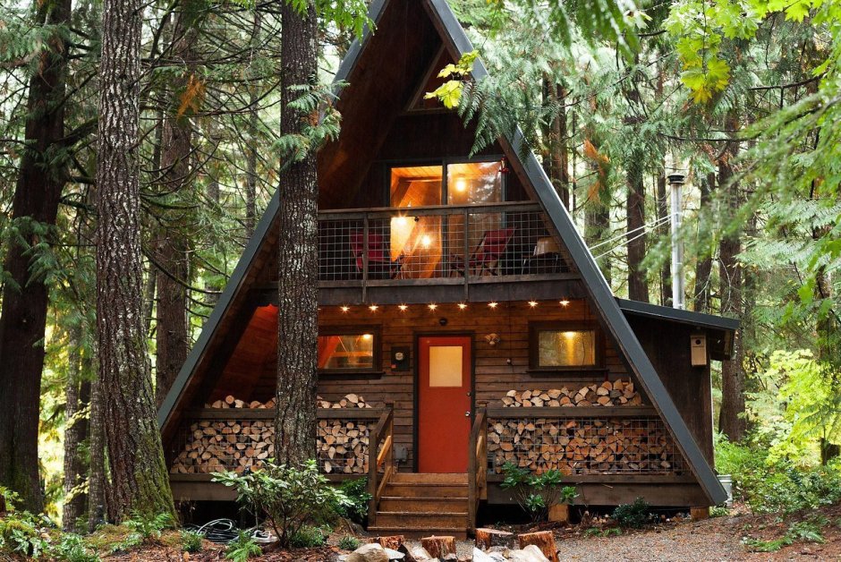 Деревянный домик в лесу внутри