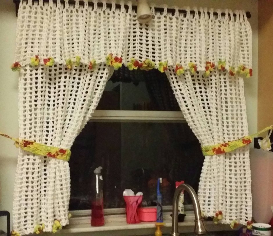 Вязаные шторы на кухню