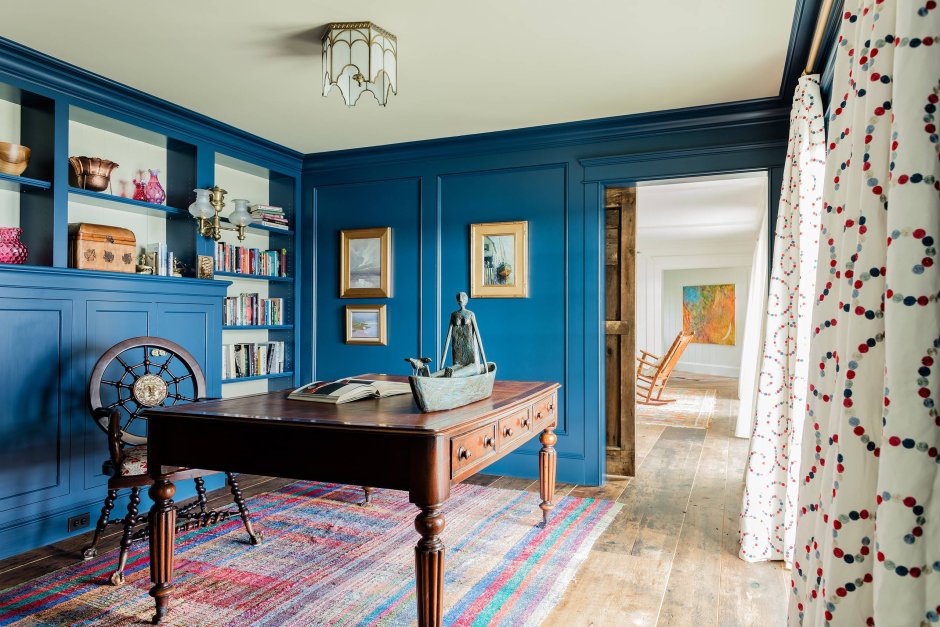 Кабинет с синими стенами и деревянной мебелью