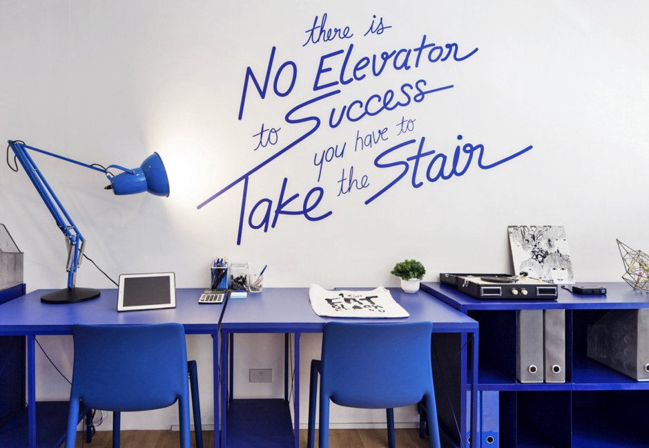 Синий цвет стен в офисе