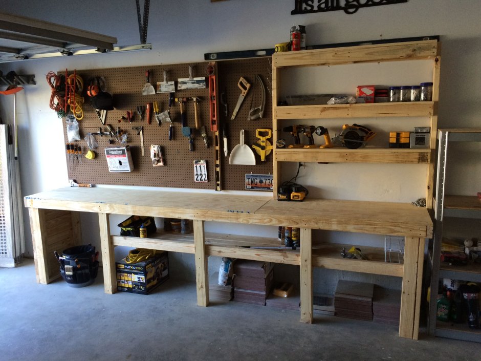 Угловой деревянный верстак в гараже