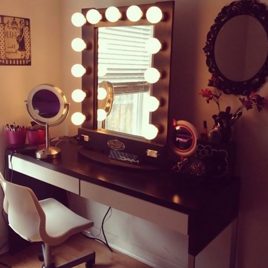 Столик для макияжа с зеркалом с подсветкой