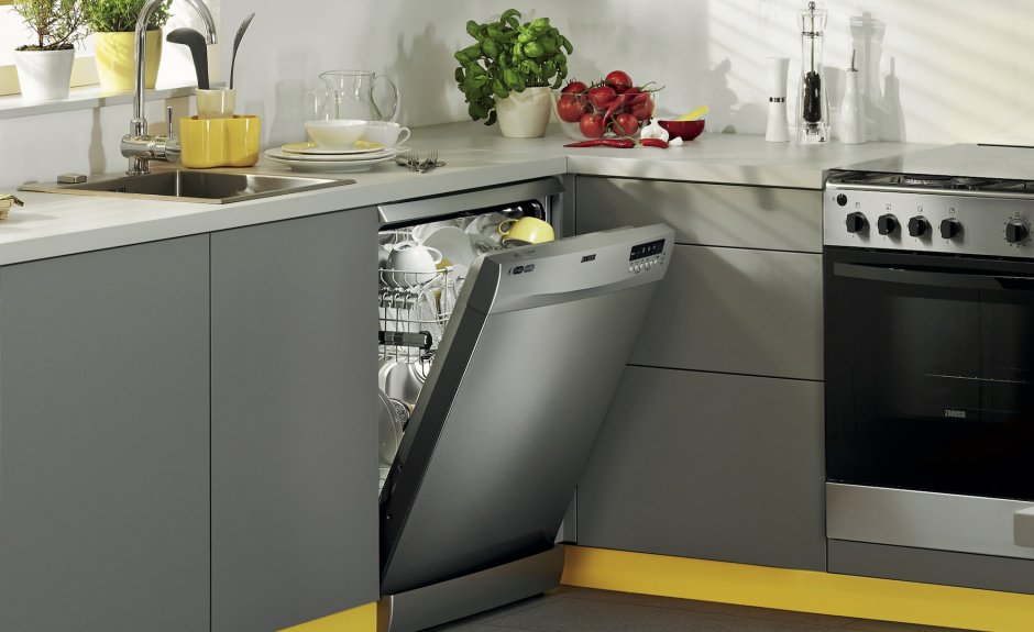 Отдельностоящая посудомоечная машина в интерьере