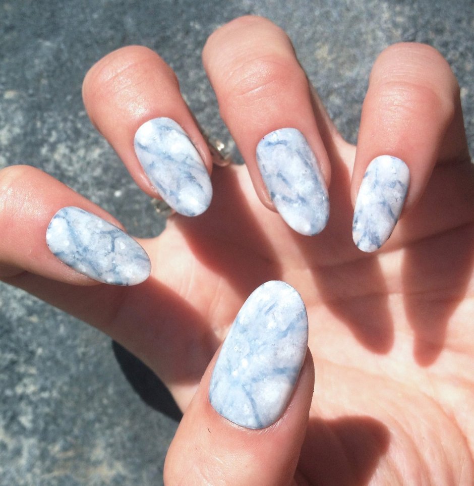 Синий мрамор на ногтях