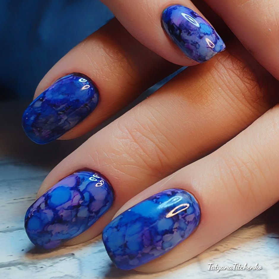 Синие мраморные ногти