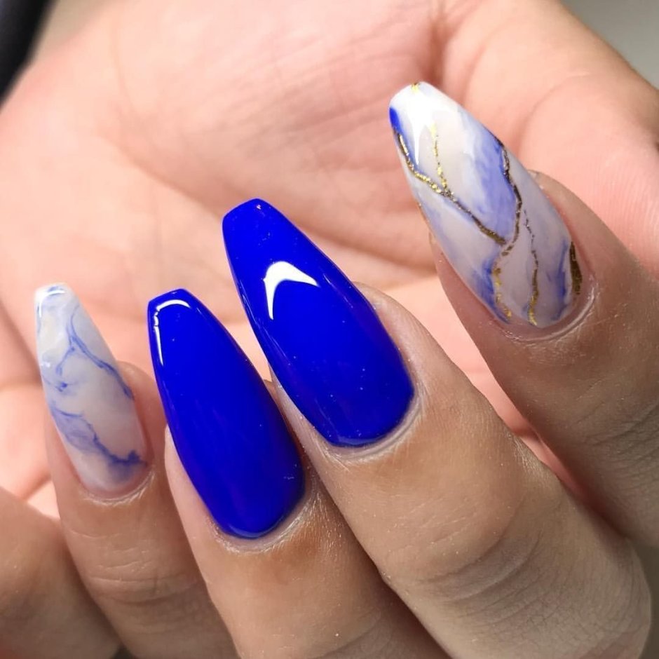 Голубой мрамор на ногтях