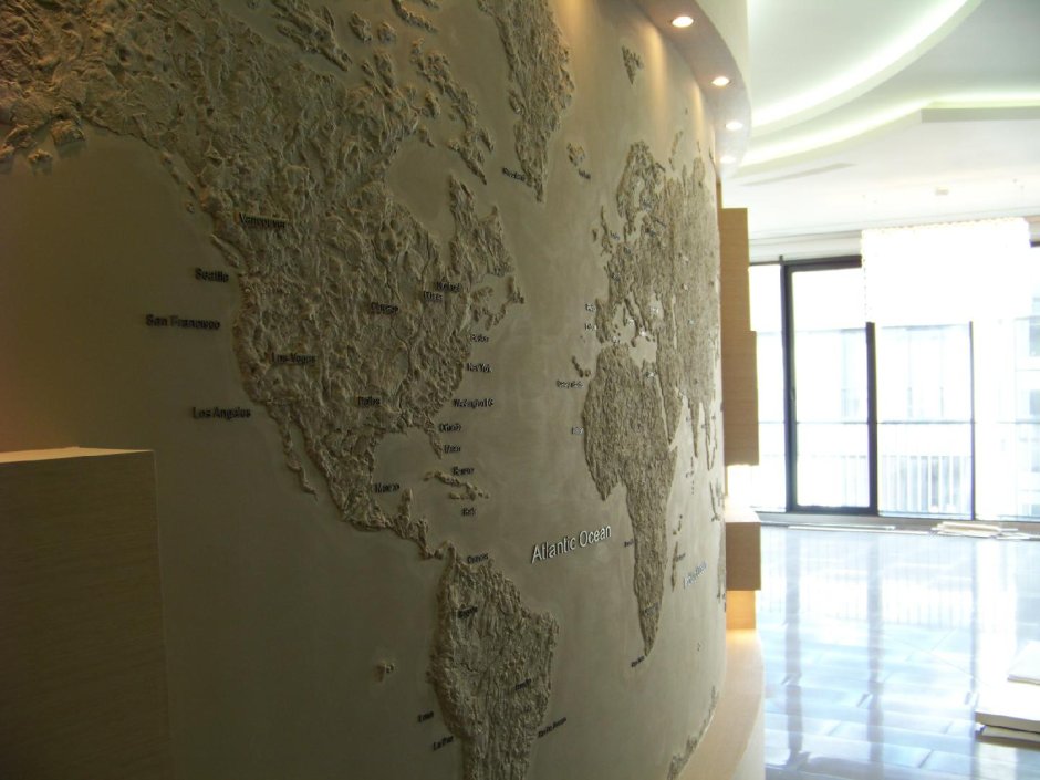 Декоративная штукатурка карта мира на балконе