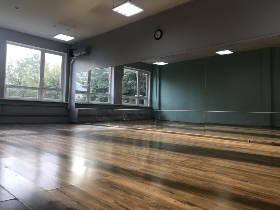 Танцевальный зал с панорамными окнами