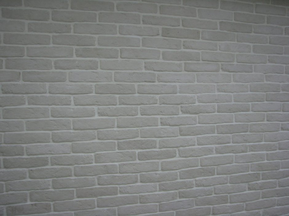 Розетки на белой кирпичной стене